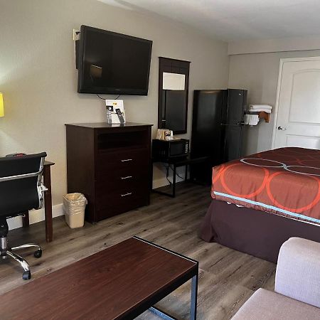 Super 8 By Wyndham Mont Belvieu - Baytown East Hotell Eksteriør bilde