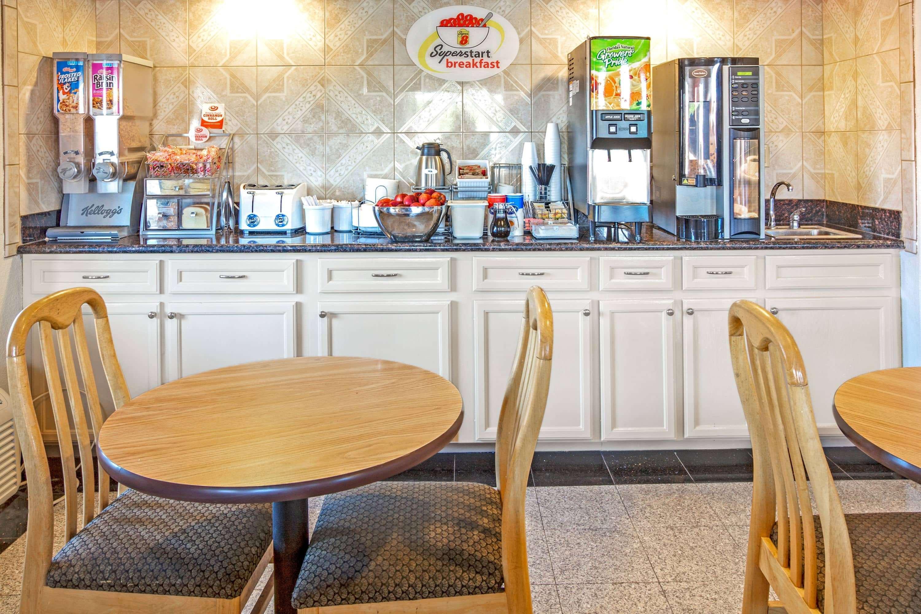 Super 8 By Wyndham Mont Belvieu - Baytown East Hotell Eksteriør bilde