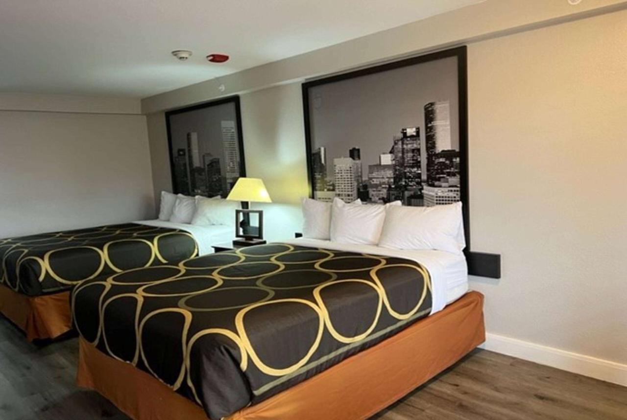 Super 8 By Wyndham Mont Belvieu - Baytown East Hotell Eksteriør bilde