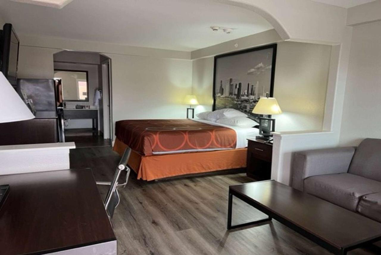 Super 8 By Wyndham Mont Belvieu - Baytown East Hotell Eksteriør bilde