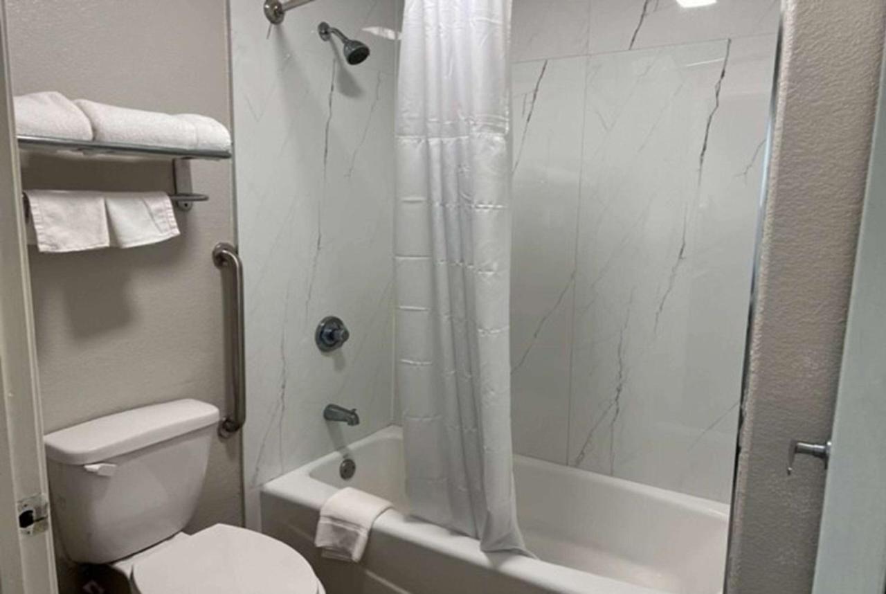 Super 8 By Wyndham Mont Belvieu - Baytown East Hotell Eksteriør bilde