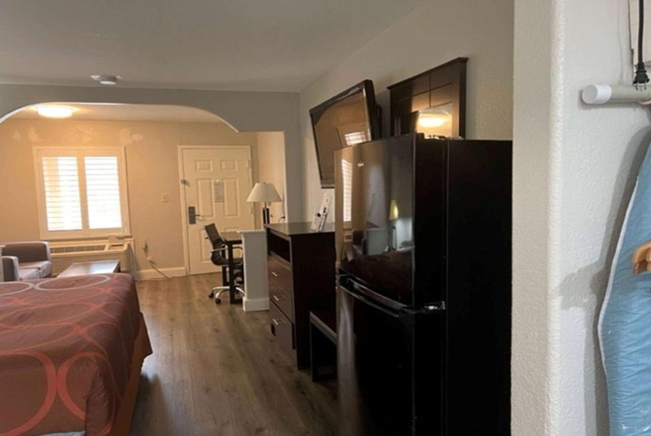 Super 8 By Wyndham Mont Belvieu - Baytown East Hotell Eksteriør bilde