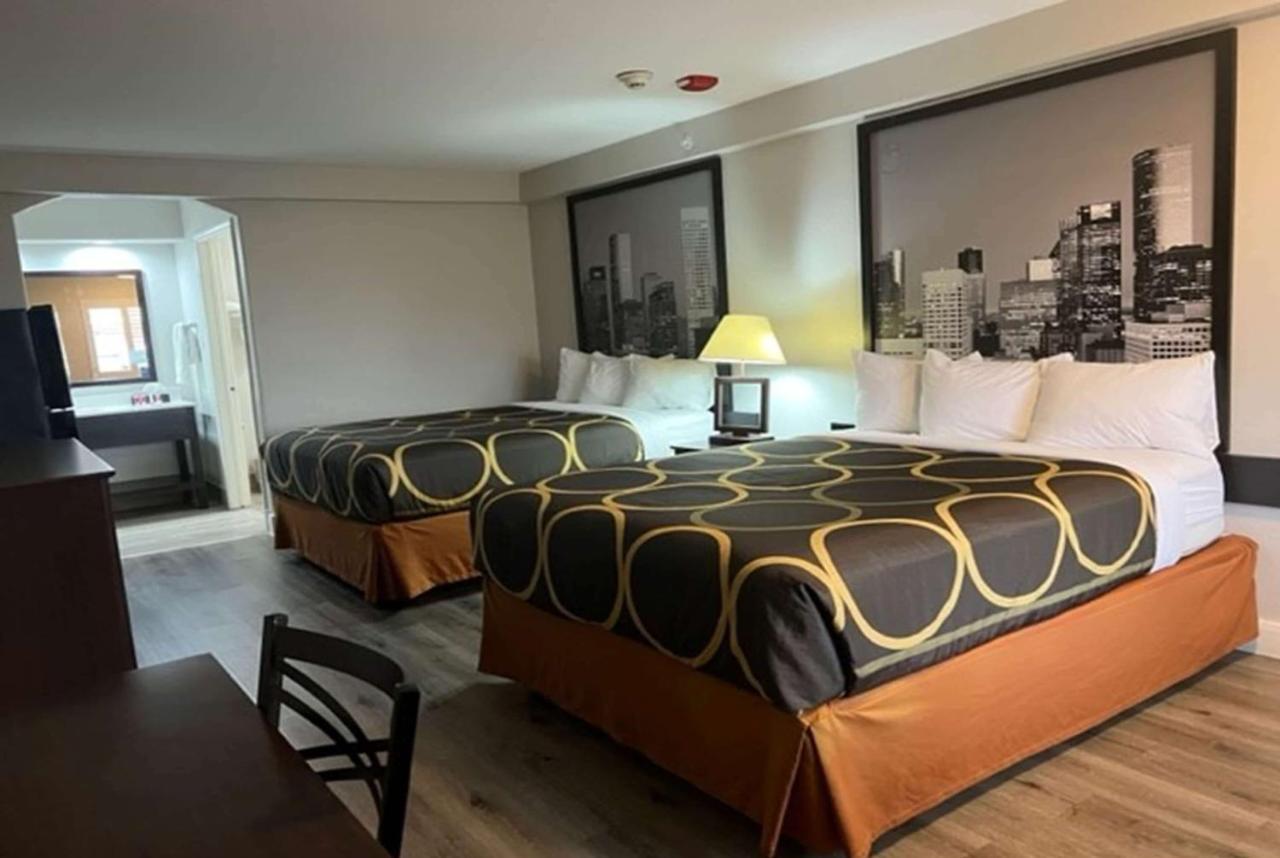 Super 8 By Wyndham Mont Belvieu - Baytown East Hotell Eksteriør bilde