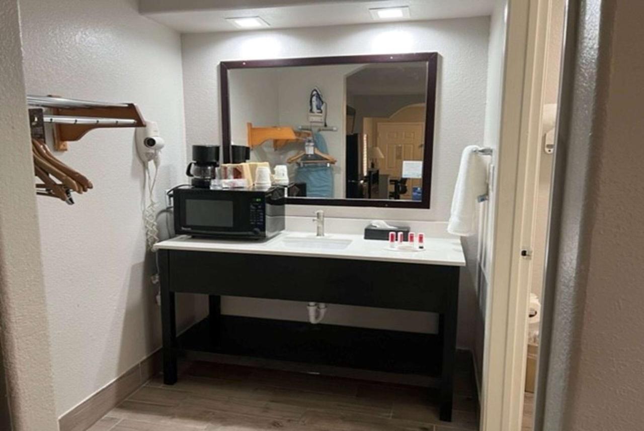 Super 8 By Wyndham Mont Belvieu - Baytown East Hotell Eksteriør bilde