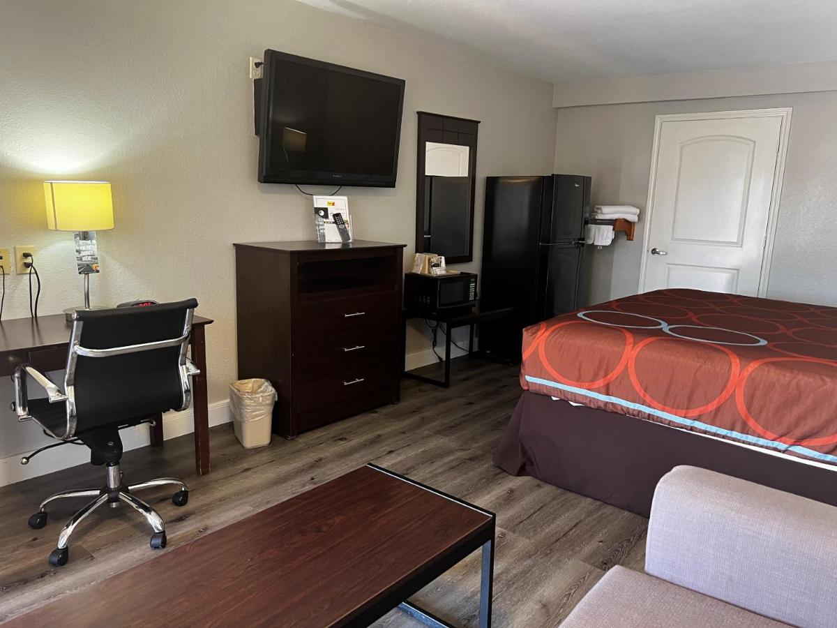 Super 8 By Wyndham Mont Belvieu - Baytown East Hotell Eksteriør bilde