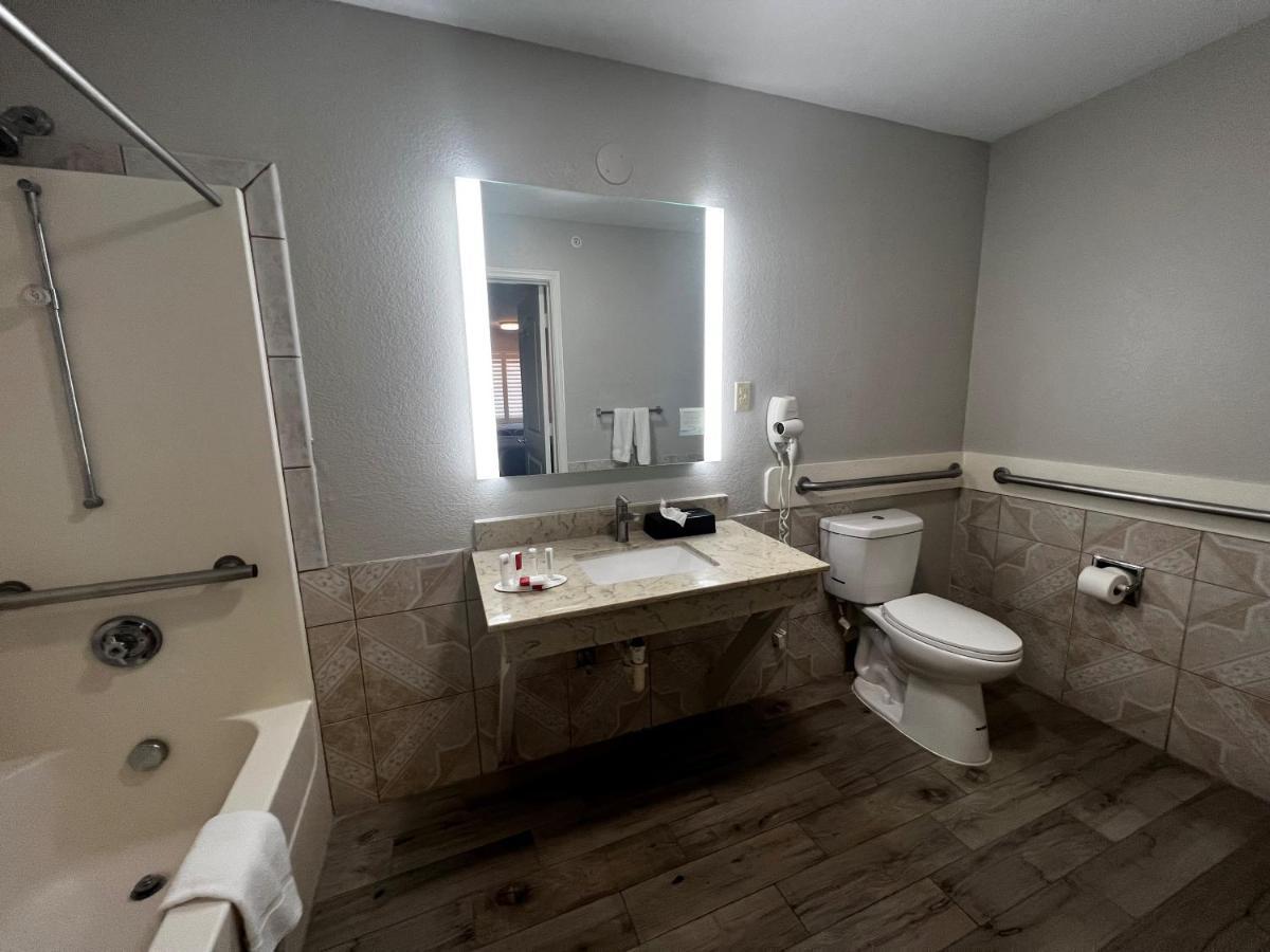Super 8 By Wyndham Mont Belvieu - Baytown East Hotell Eksteriør bilde