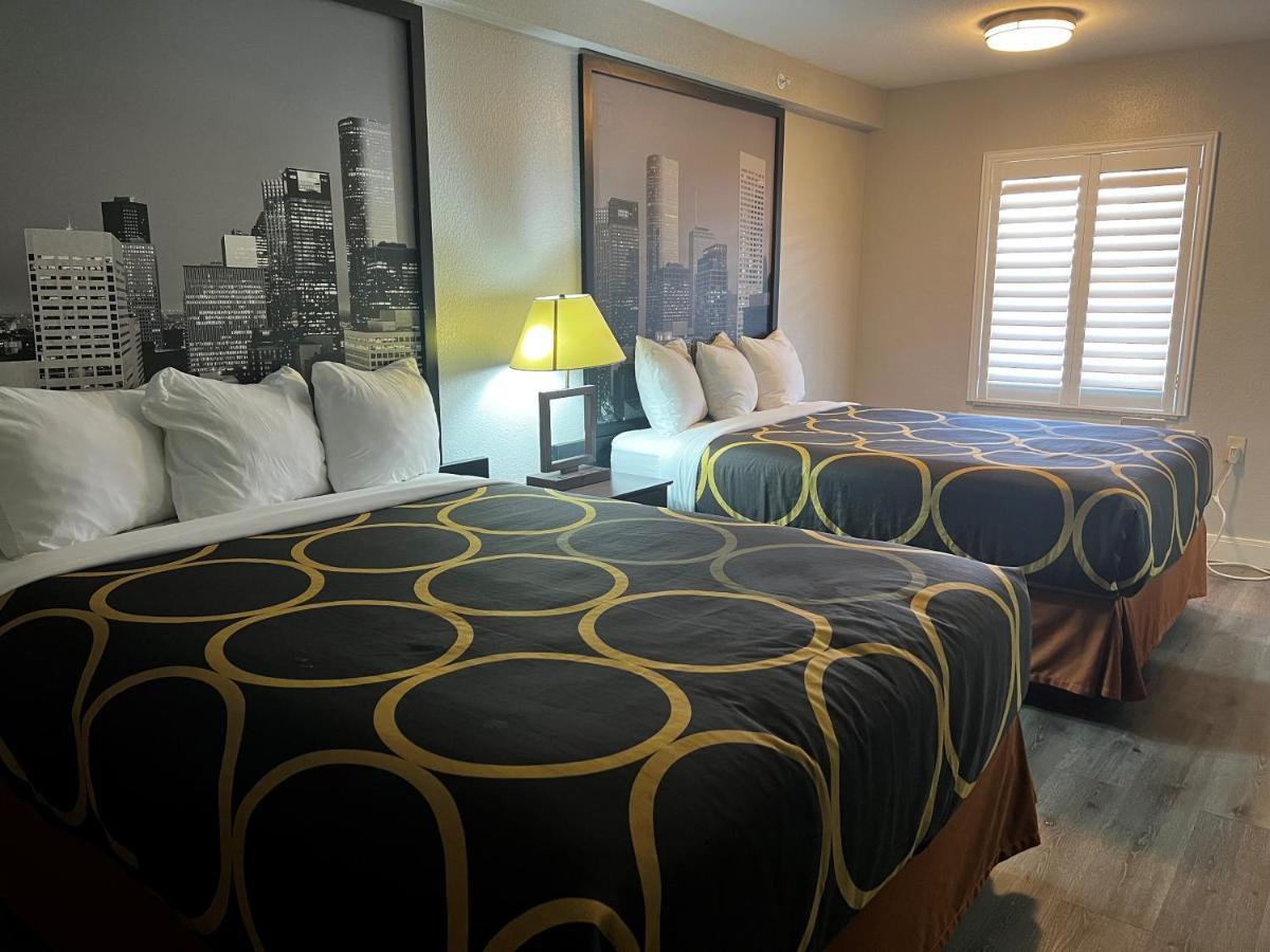 Super 8 By Wyndham Mont Belvieu - Baytown East Hotell Eksteriør bilde
