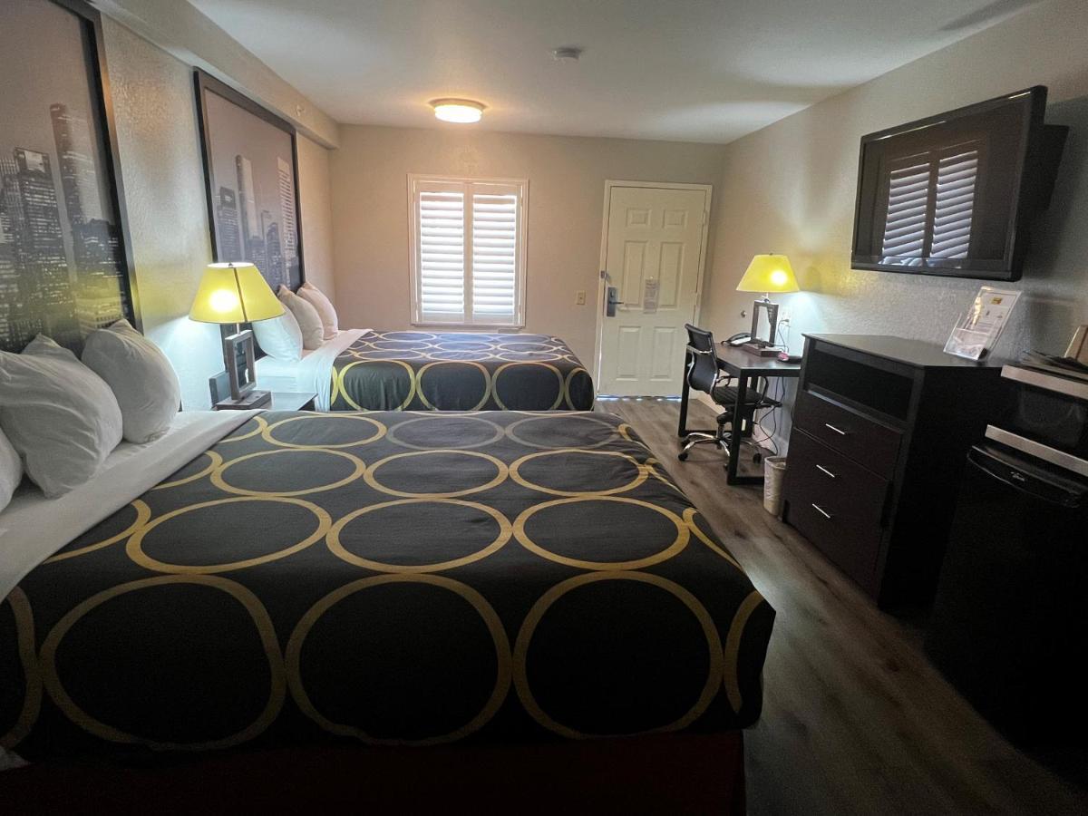 Super 8 By Wyndham Mont Belvieu - Baytown East Hotell Eksteriør bilde