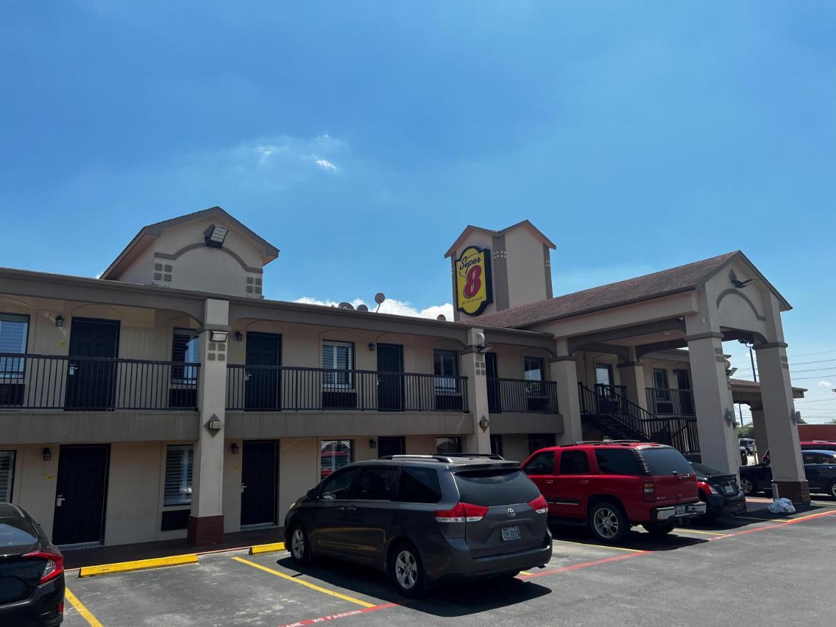 Super 8 By Wyndham Mont Belvieu - Baytown East Hotell Eksteriør bilde