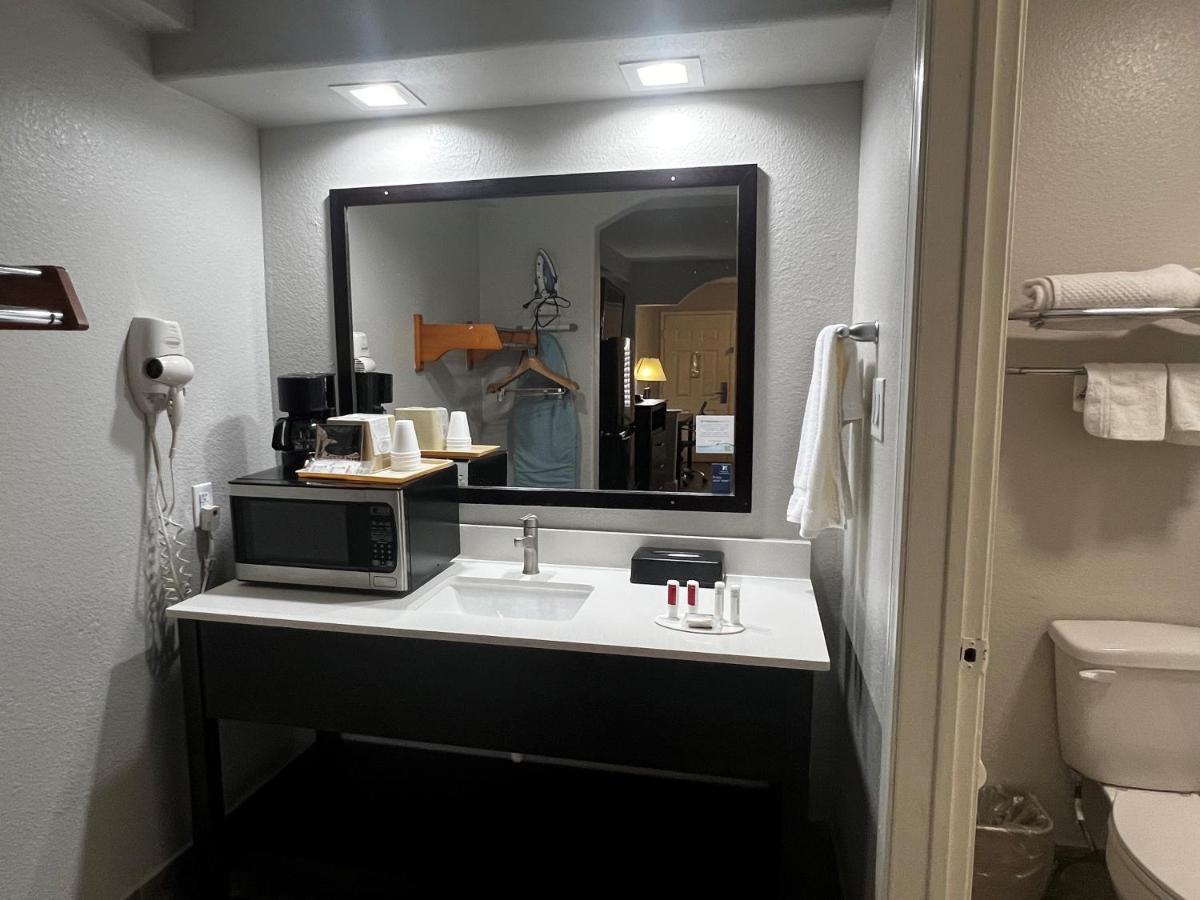 Super 8 By Wyndham Mont Belvieu - Baytown East Hotell Eksteriør bilde