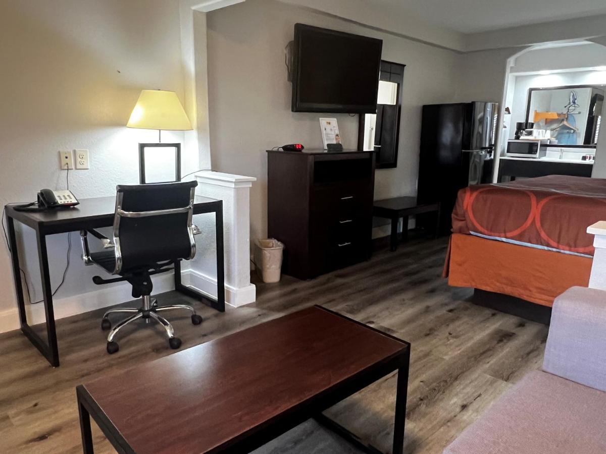 Super 8 By Wyndham Mont Belvieu - Baytown East Hotell Eksteriør bilde