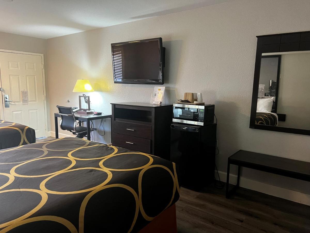 Super 8 By Wyndham Mont Belvieu - Baytown East Hotell Eksteriør bilde