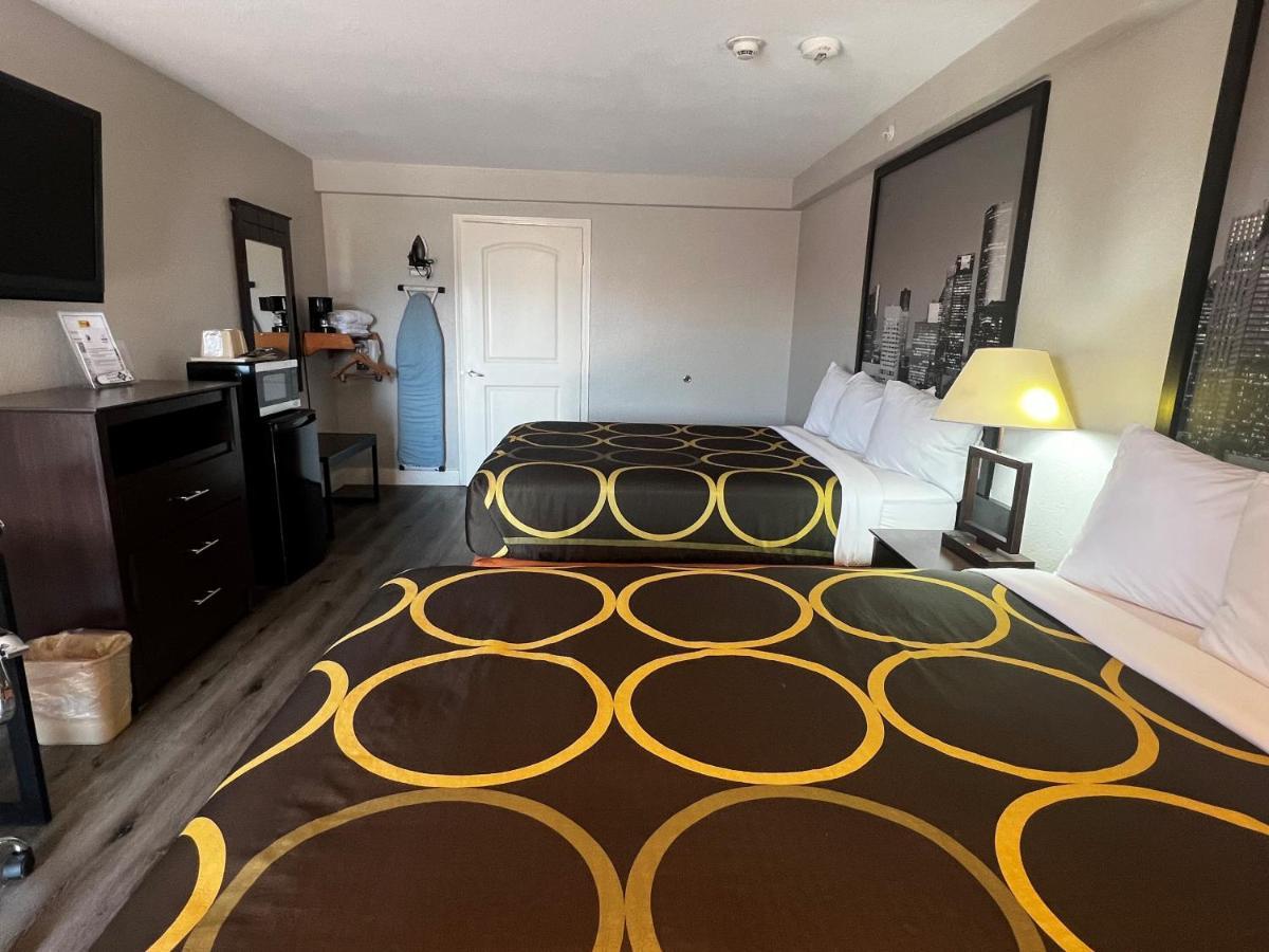 Super 8 By Wyndham Mont Belvieu - Baytown East Hotell Eksteriør bilde